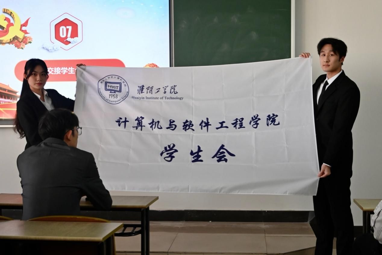 图片包含 人, 室内, 男人, 站 AI 生成的内容可能不正确。