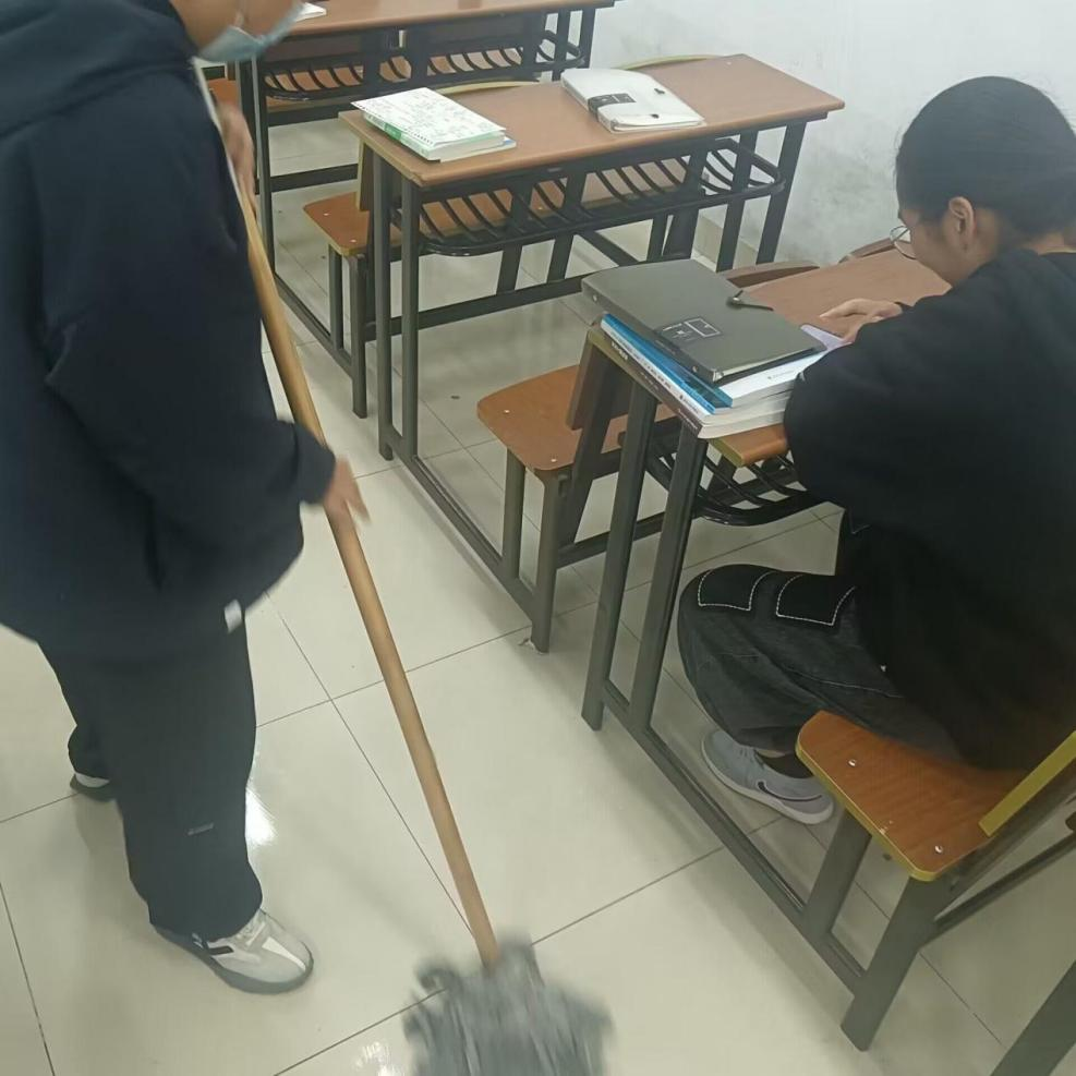 学生打扫教室的照片图片