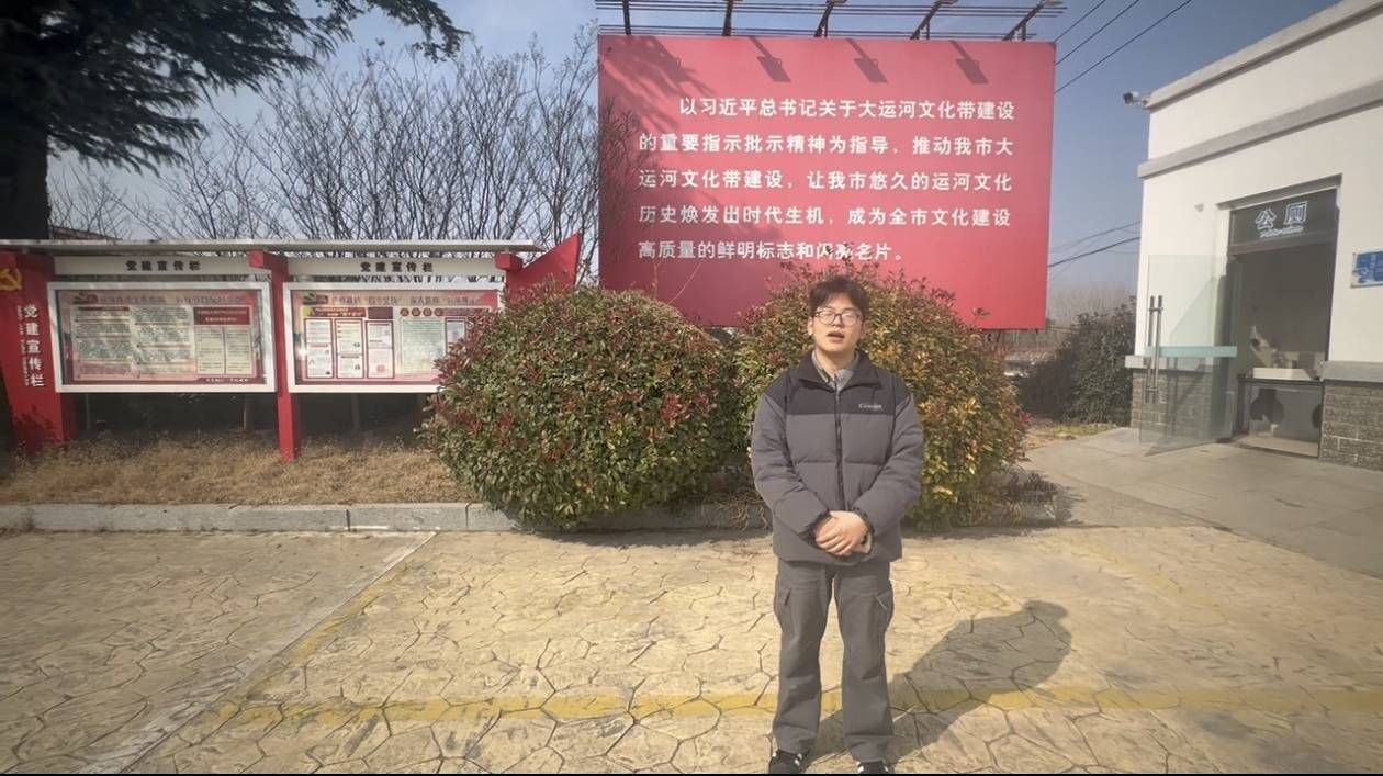 人站在街道上 AI 生成的内容可能不正确。