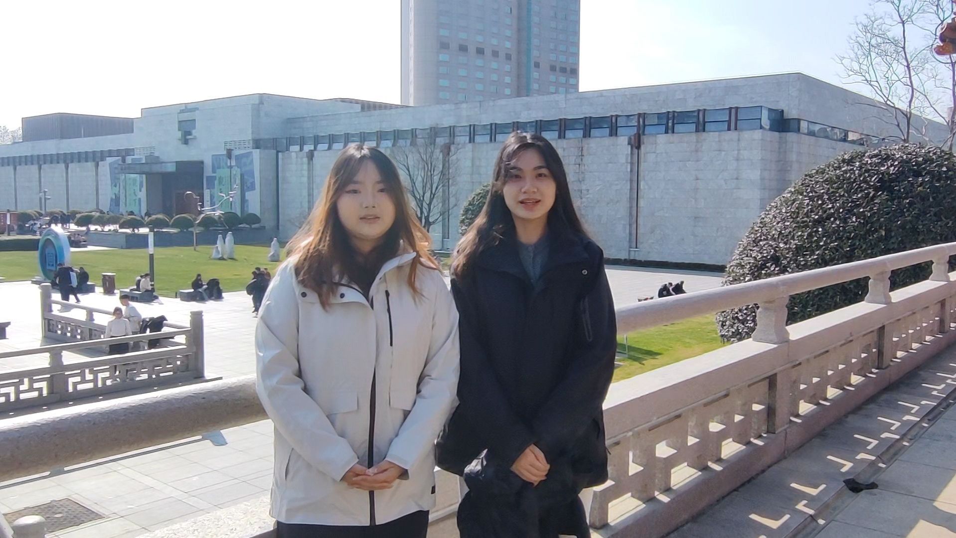 女人站在建筑前 AI 生成的内容可能不正确。